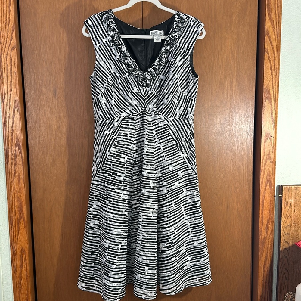 Robbie Bee black, white and grey sleeveless dress